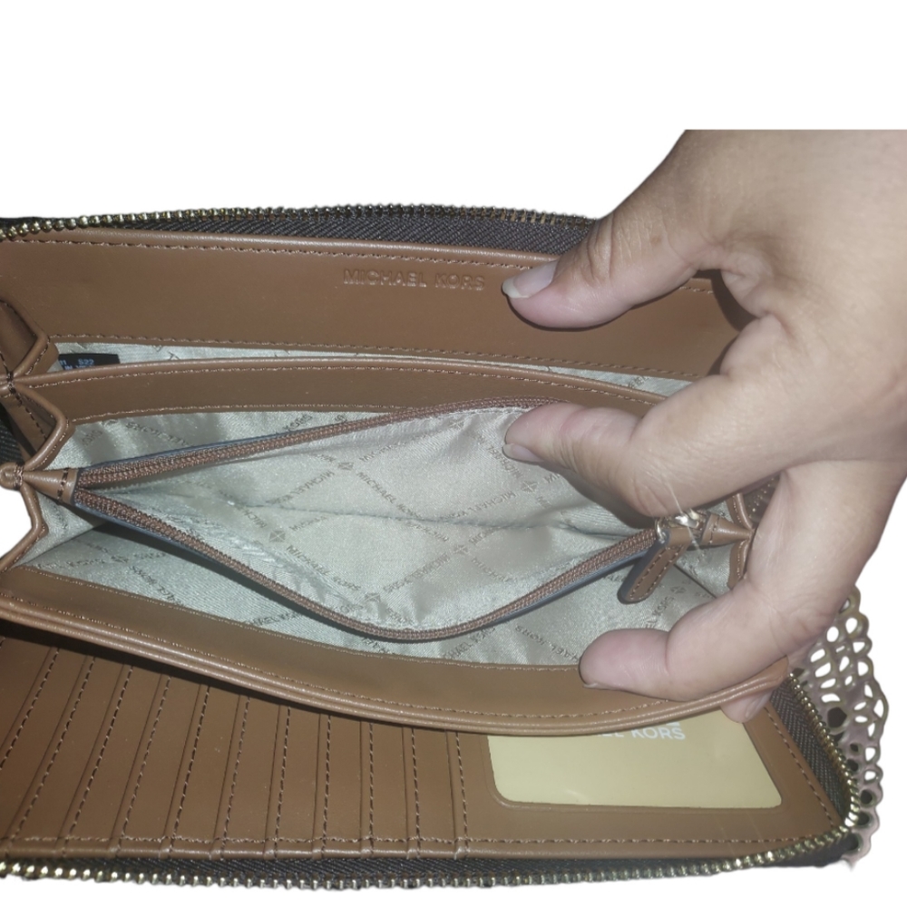 Michael Kors Wallet - Picture 5 of 8